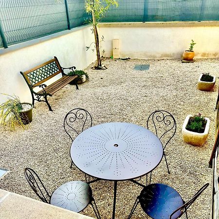 Appartement T2 Avec Terrasse Et Cour カヴァイヨン エクステリア 写真