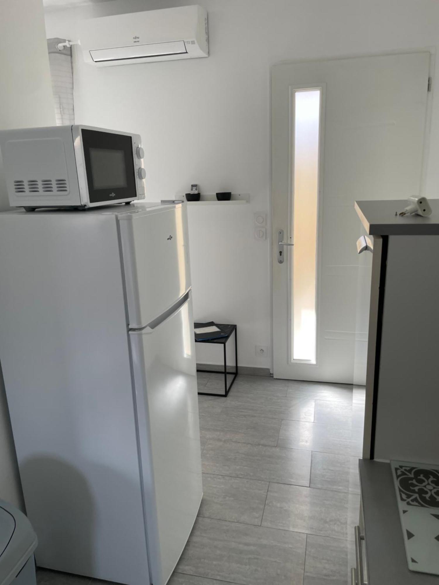 Appartement T2 Avec Terrasse Et Cour カヴァイヨン エクステリア 写真