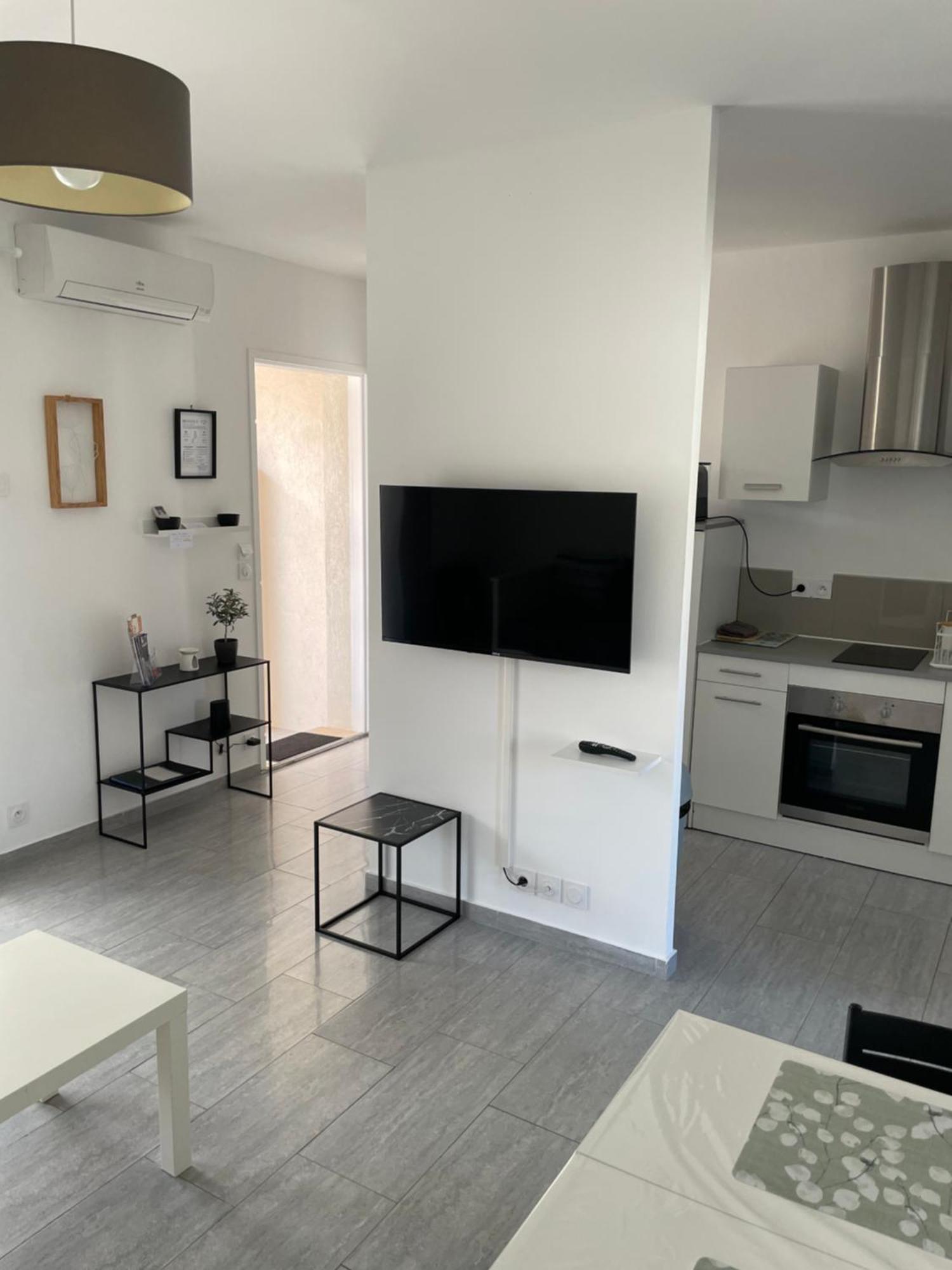Appartement T2 Avec Terrasse Et Cour カヴァイヨン エクステリア 写真