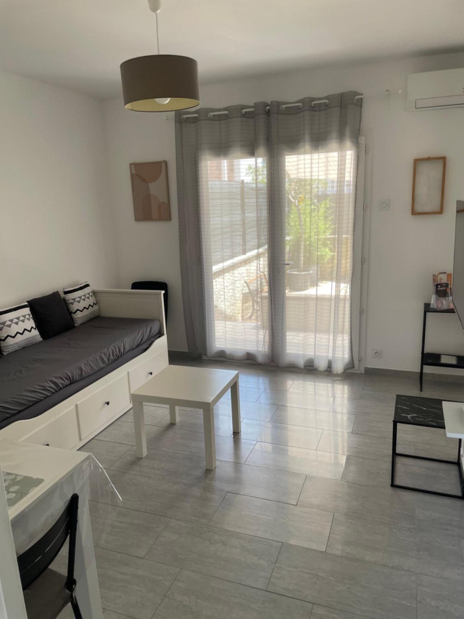 Appartement T2 Avec Terrasse Et Cour カヴァイヨン エクステリア 写真