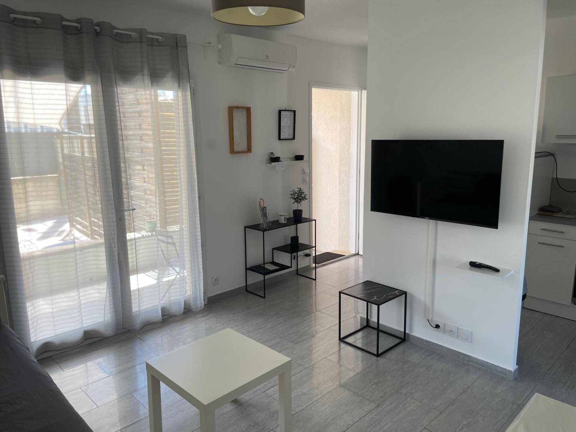 Appartement T2 Avec Terrasse Et Cour カヴァイヨン エクステリア 写真