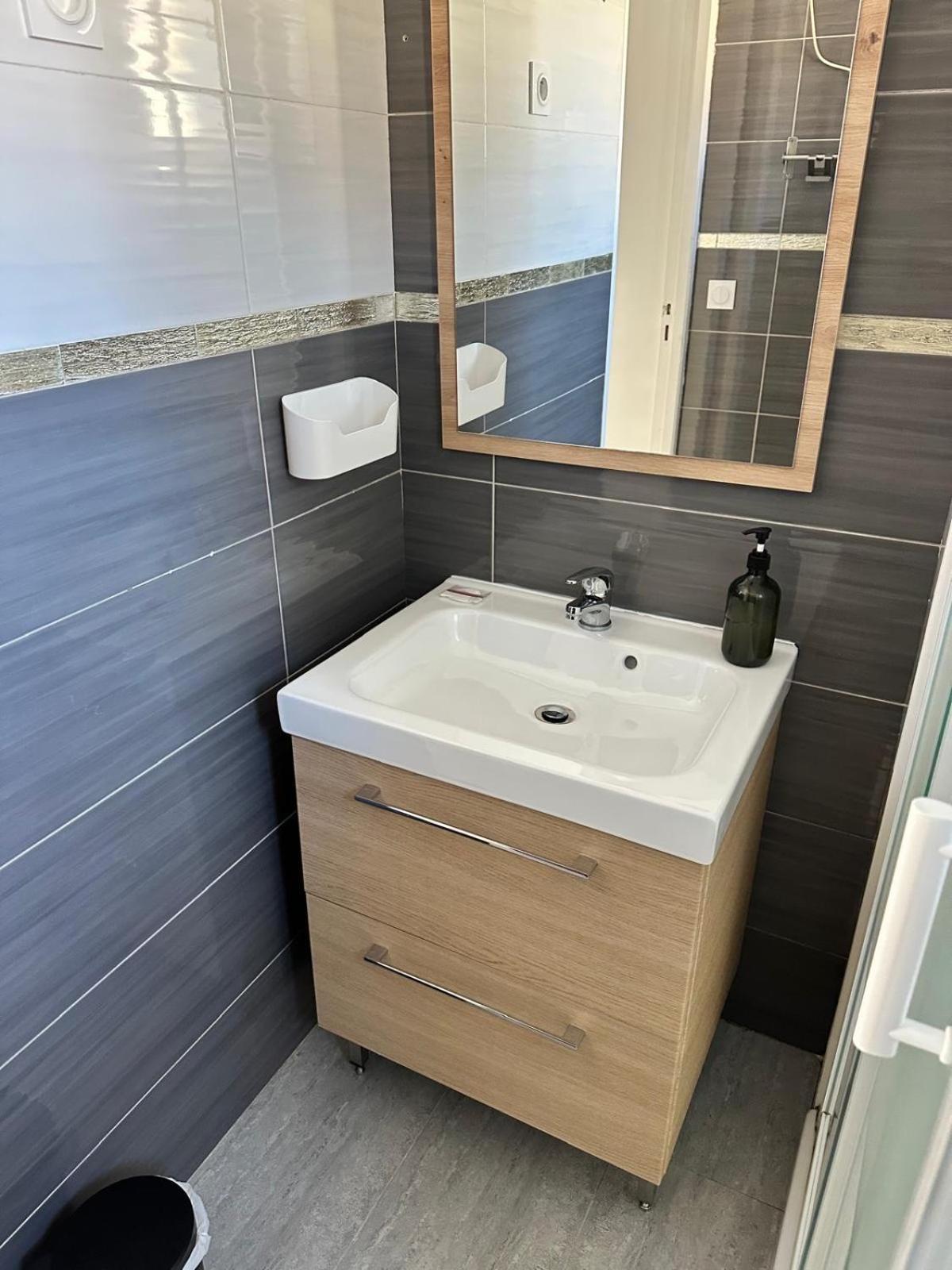 Appartement T2 Avec Terrasse Et Cour カヴァイヨン エクステリア 写真