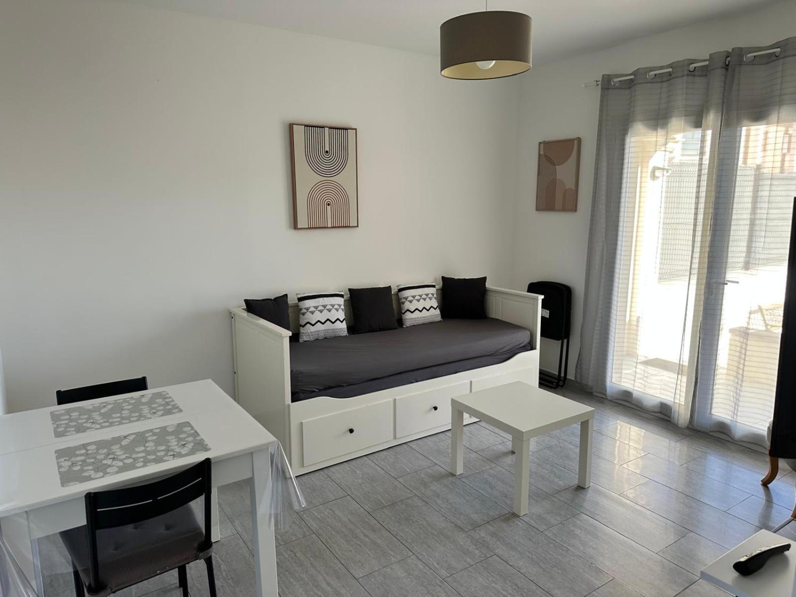Appartement T2 Avec Terrasse Et Cour カヴァイヨン エクステリア 写真