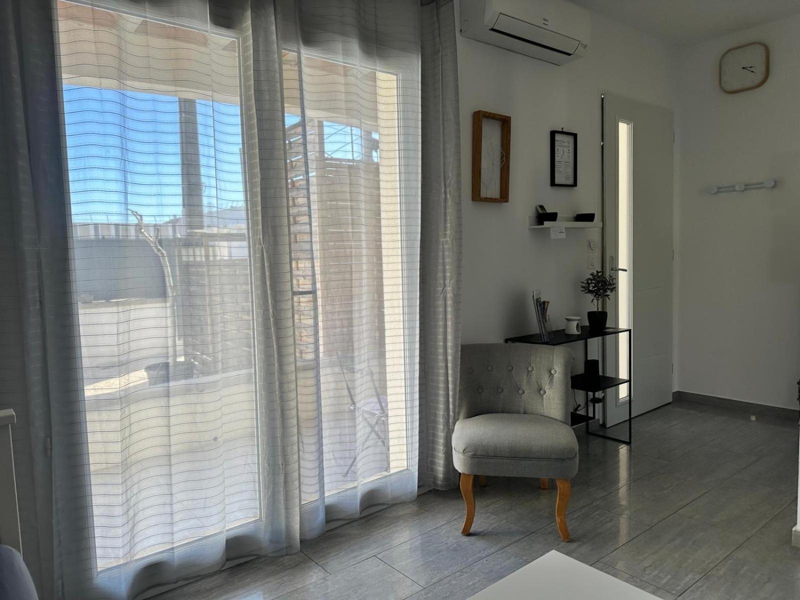 Appartement T2 Avec Terrasse Et Cour カヴァイヨン エクステリア 写真
