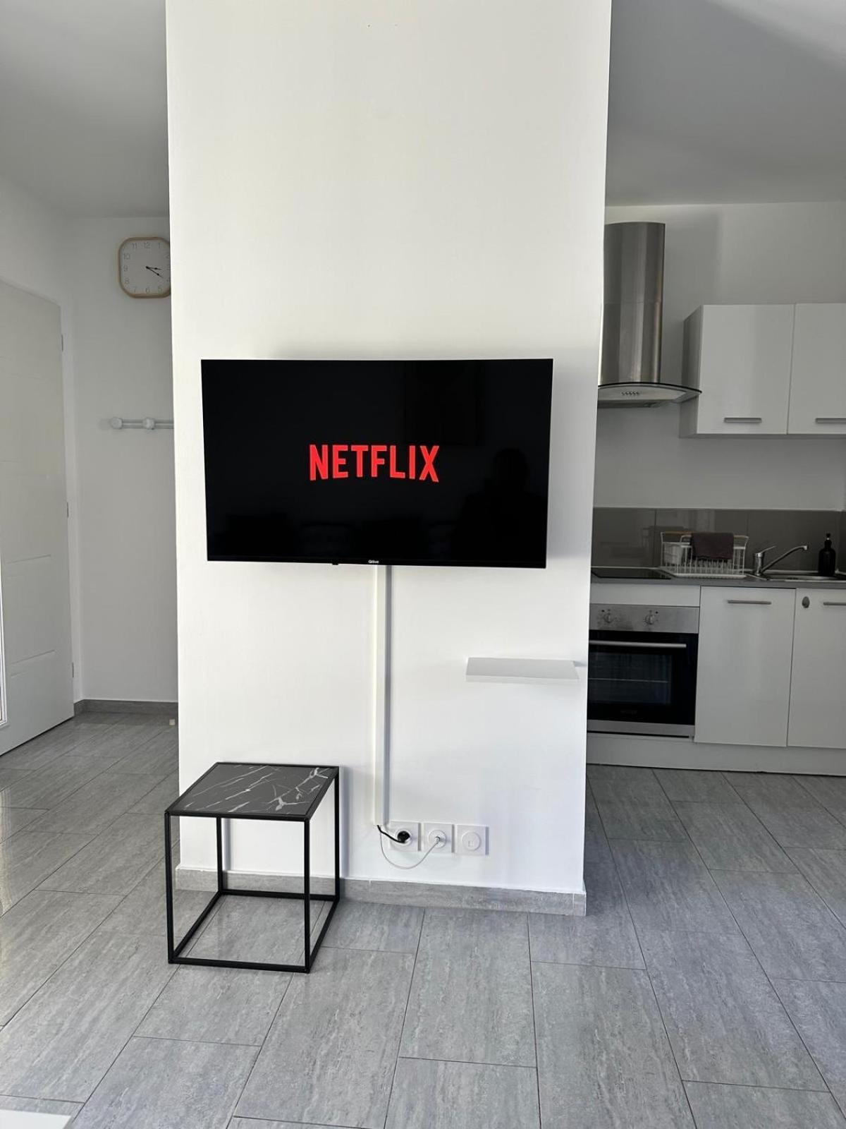 Appartement T2 Avec Terrasse Et Cour カヴァイヨン エクステリア 写真