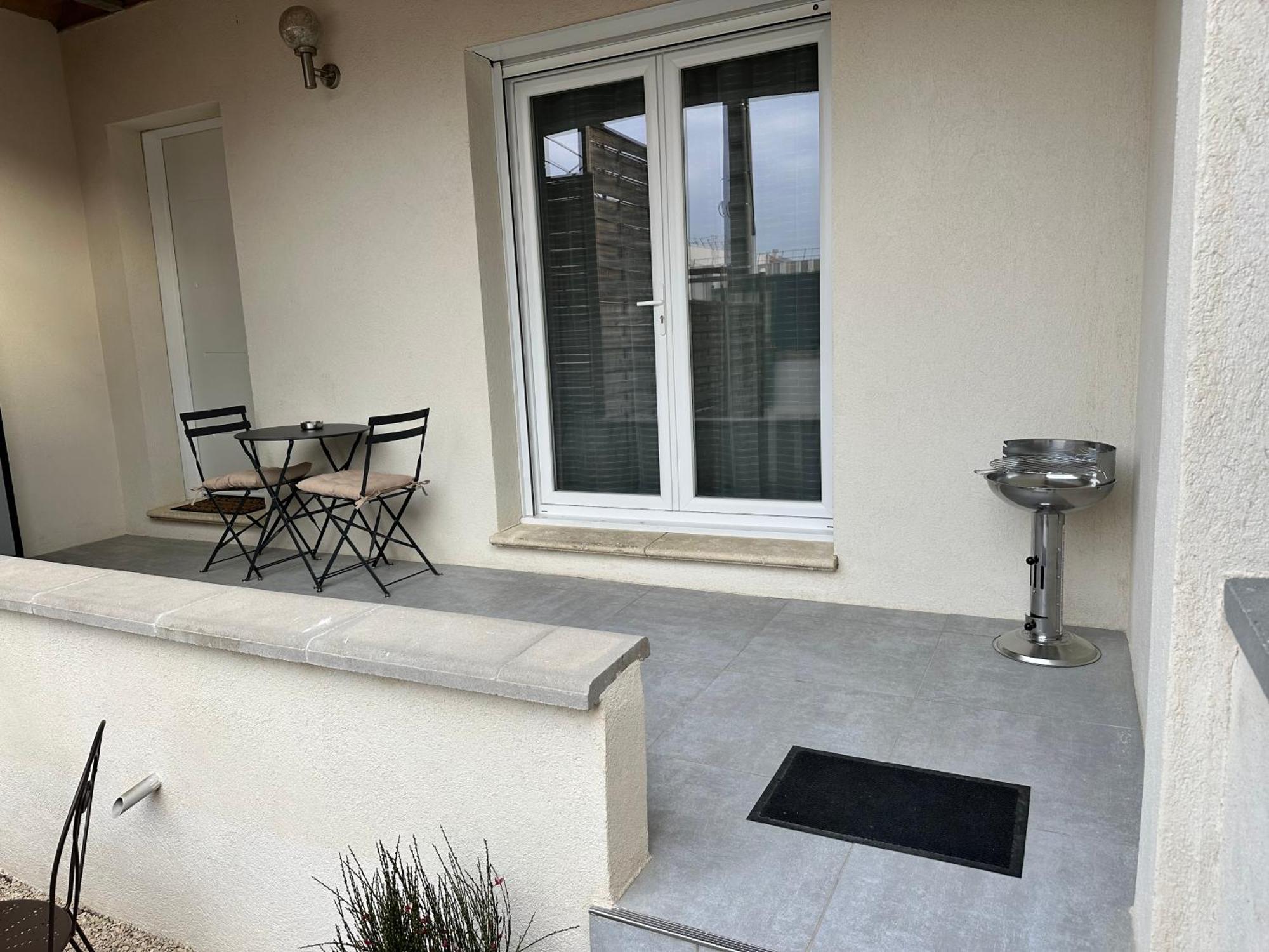 Appartement T2 Avec Terrasse Et Cour カヴァイヨン エクステリア 写真