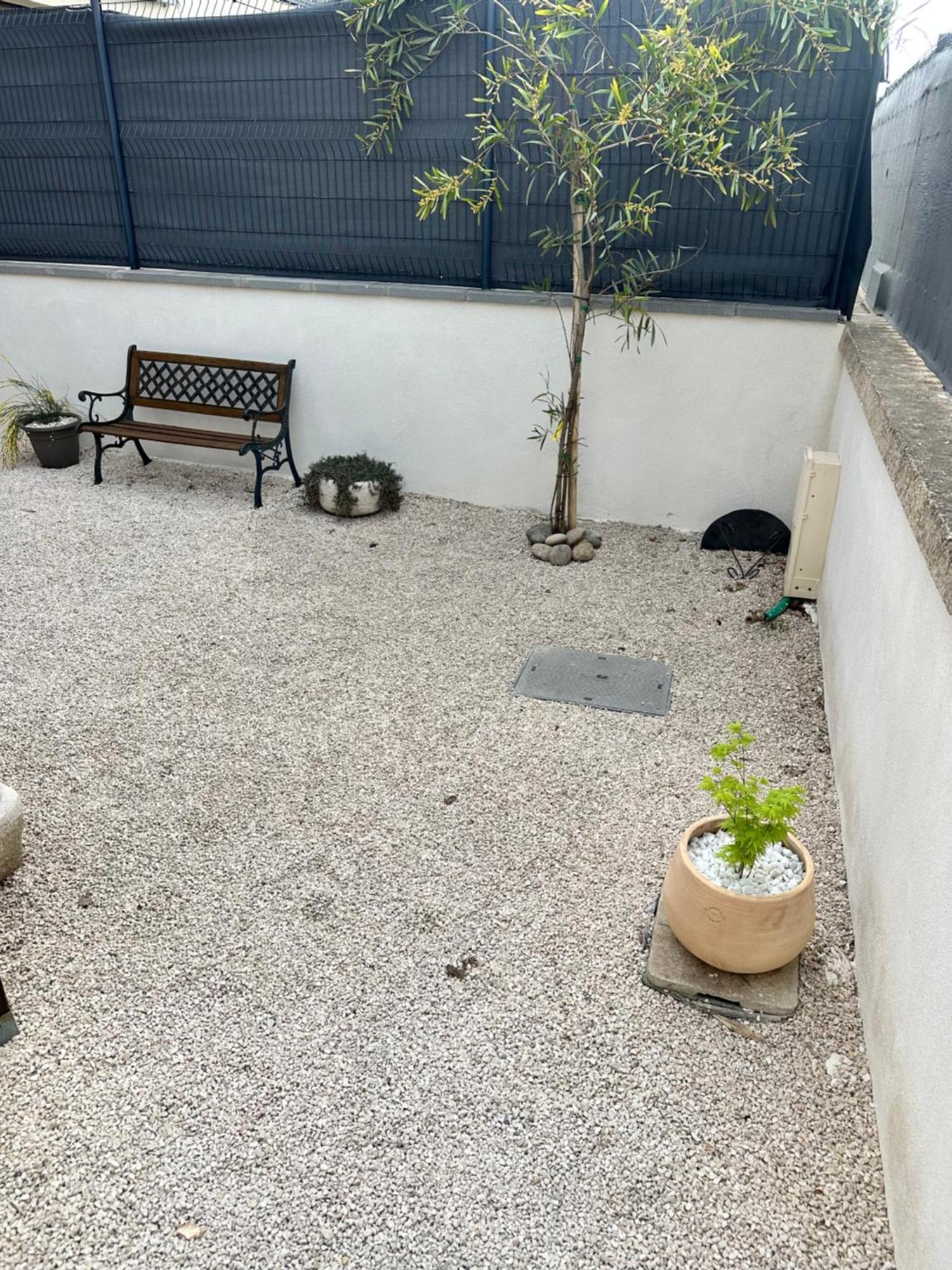 Appartement T2 Avec Terrasse Et Cour カヴァイヨン エクステリア 写真