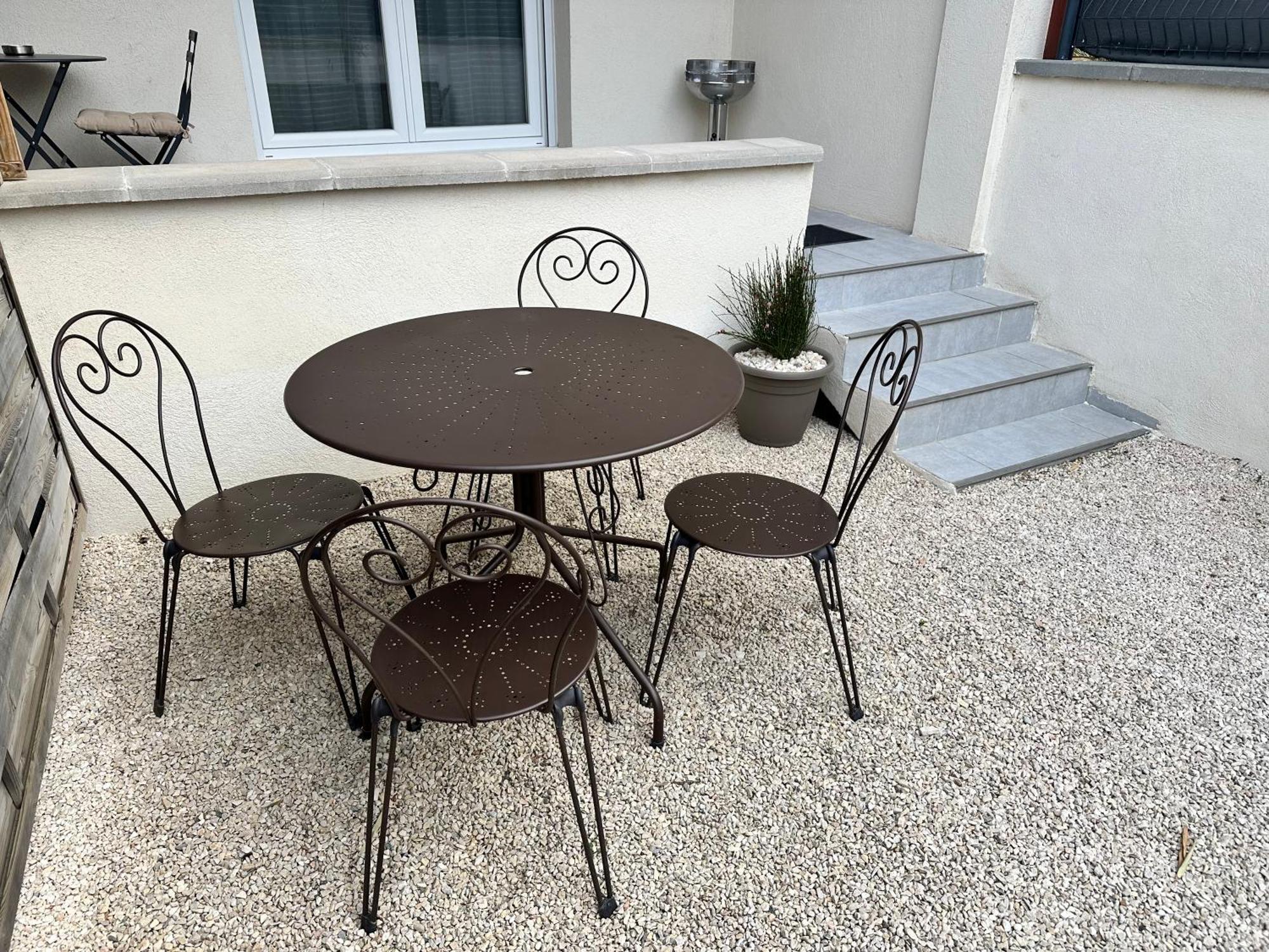 Appartement T2 Avec Terrasse Et Cour カヴァイヨン エクステリア 写真