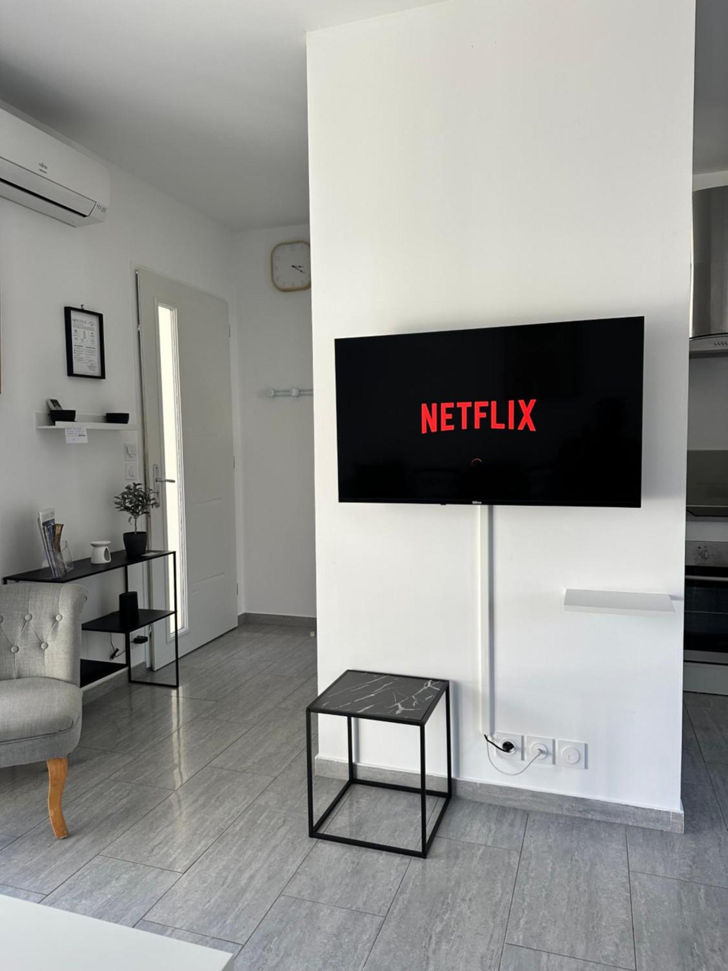 Appartement T2 Avec Terrasse Et Cour カヴァイヨン エクステリア 写真